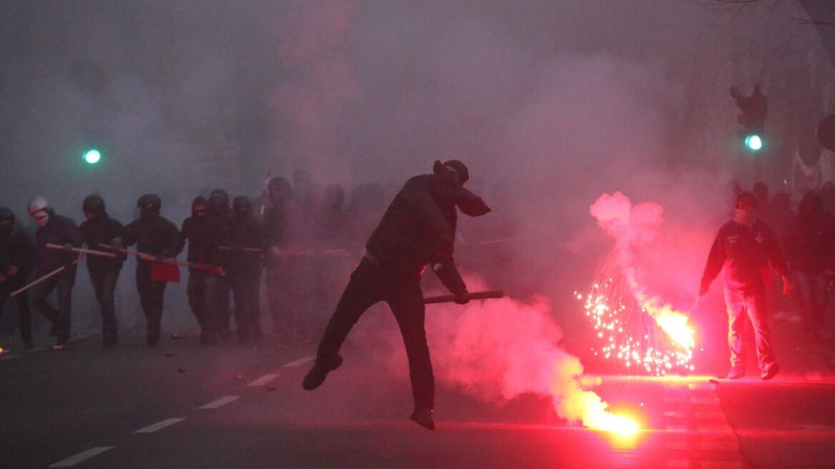Βίντεο: Σε πεδίο μάχης μετατράπηκε η ιταλική πόλη Κρεμόνα