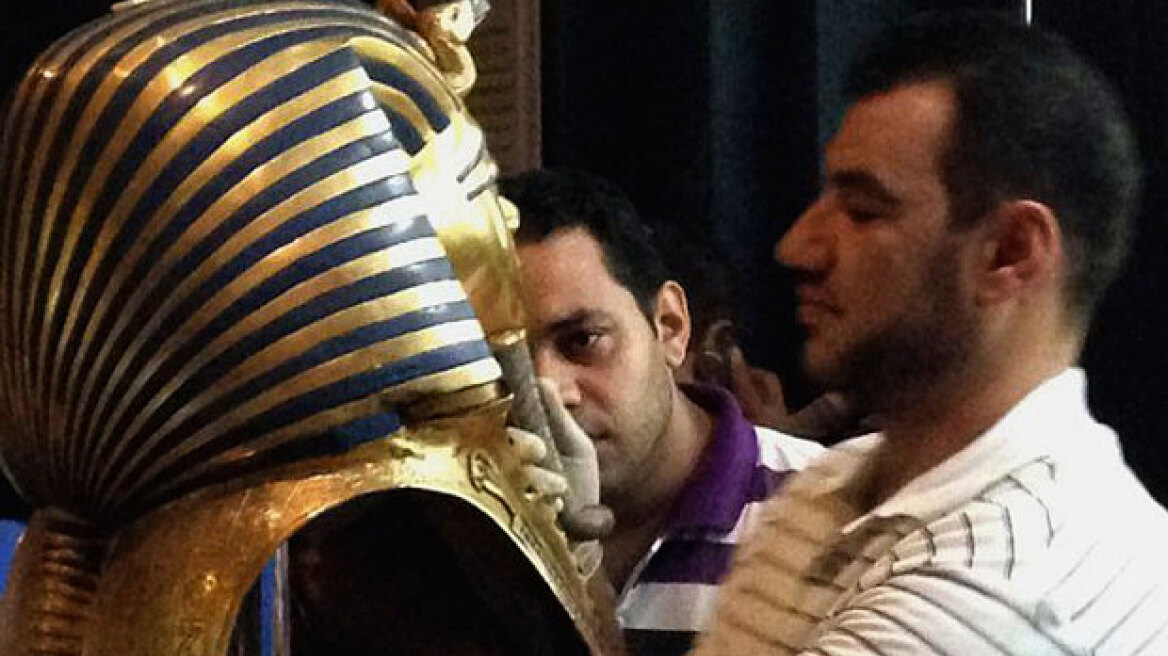 Κάιρο: «Διόρθωσαν» με πρόχειρη κόλλα τη χρυσή μάσκα του Τουταγχαμών!
