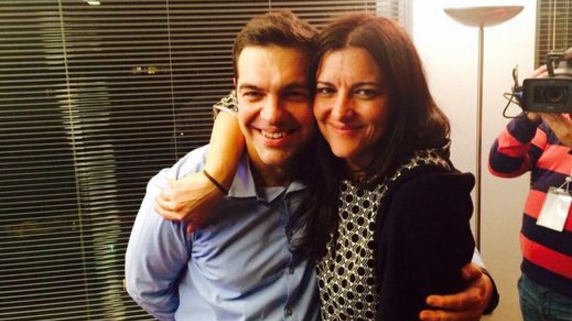 Ποια είναι η γυναίκα που είδε με τον Τσίπρα τα αποτελέσματα