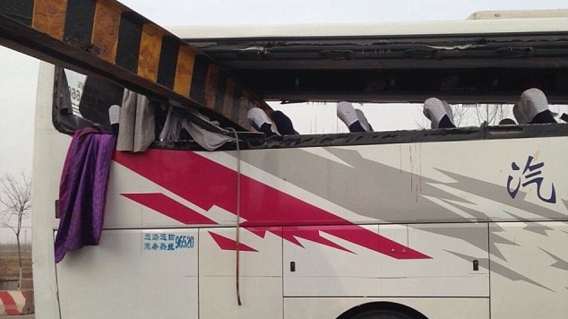 Φωτογραφίες: Λεωφορείο «ξυρίστηκε» σε μπάρα ελέγχου του ύψους