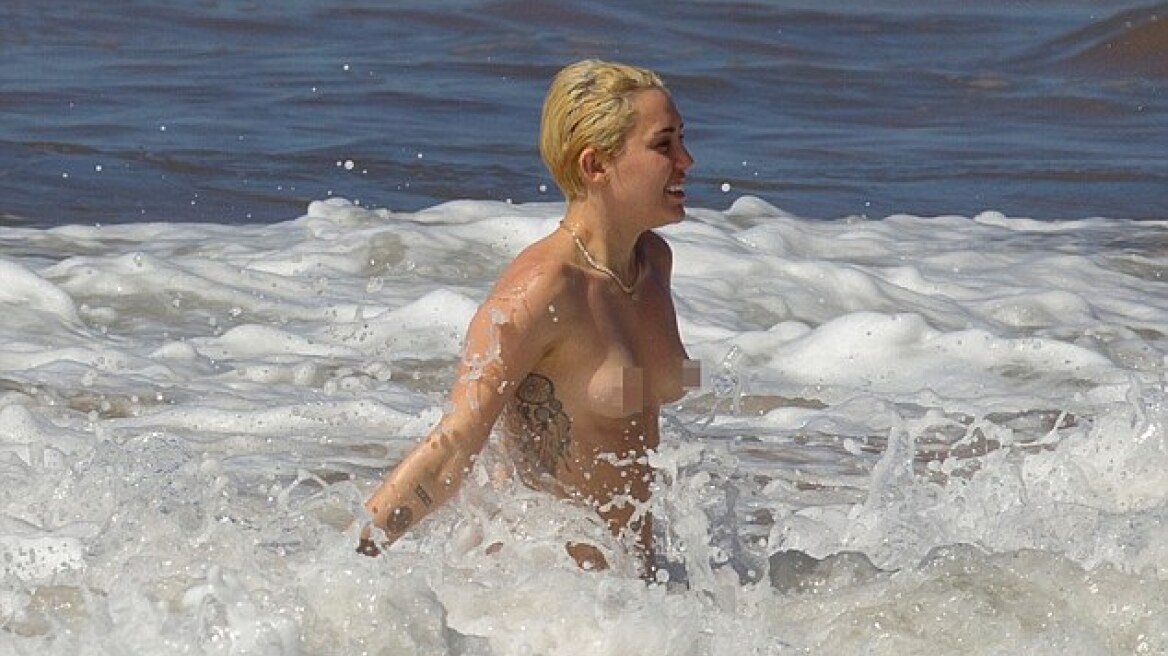 Miley Cyrus: Τόπλες στη Χαβάη