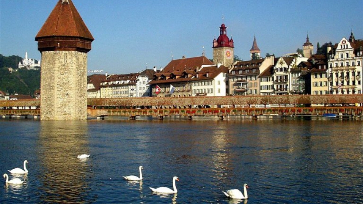 Πού κοστίζει 44 δολ. το χοτ ντογκ και 55 δολ. η σαλάτα;