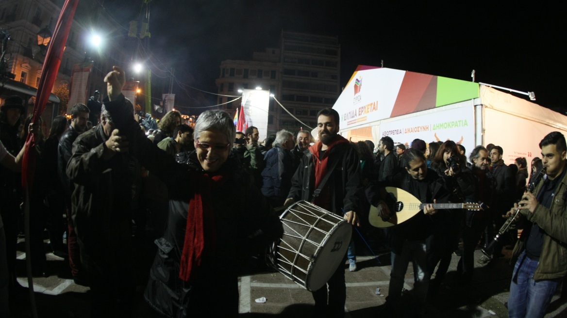 Mε νταούλια, κλαρίνα και πυροτεχνήματα πανηγύρισαν οι οπαδοί του ΣΥΡΙΖΑ