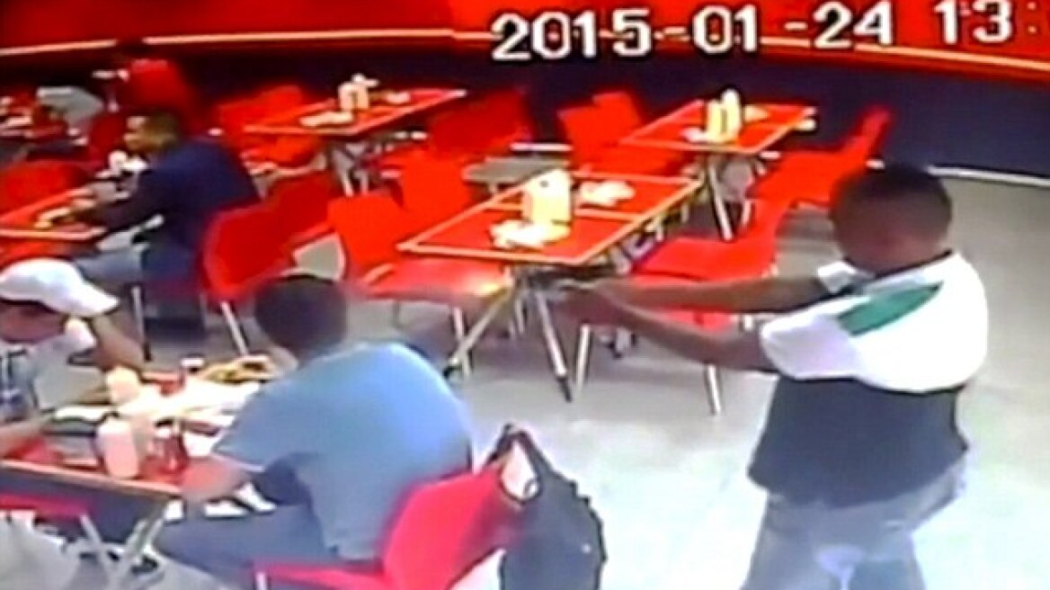 Βίντεο: Εκτελεστής πυροβολεί εν ψυχρώ το ανυποψίαστο θύμα του