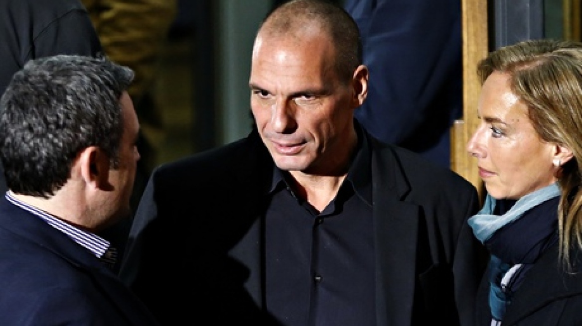 Guardian: Σύρραξη Ελλάδας - Ευρωζώνης με υπουργό Οικονομικών τον Βαρουφάκη;