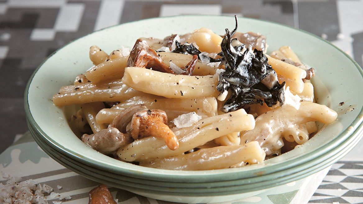 Σκιουφικτά μακαρόνια με άγρια μανιτάρια και λάδι τρούφας