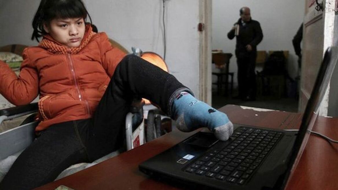 Κίνα: Νεαρή ανάπηρη γράφει μυθιστόρημα με... τα δάχτυλα των ποδιών της!