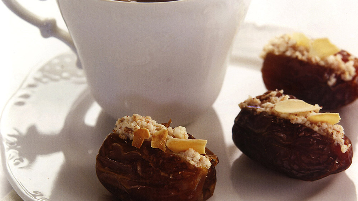 Χουρμάδες γεμιστοί με ανθότυρο και αμύγδαλα