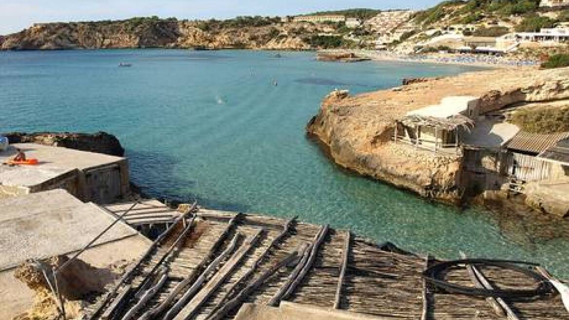 «Πανηγύριζε» την πρόταση γάμου, έπεσε στο γκρεμό και σκοτώθηκε!