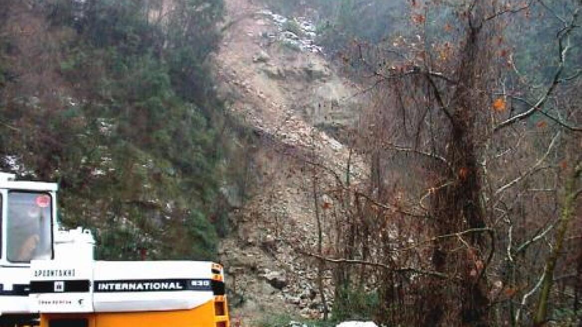  Εκκενώνεται χωριό στα Καλάβρυτα λόγω κατολίσθησης 