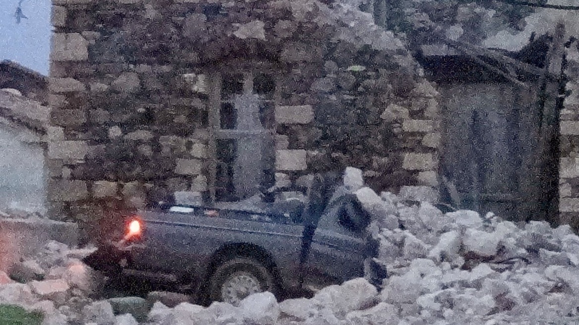 Φωτογραφίες: Οι άνεμοι γκρέμισαν σπίτι στη Σάμο