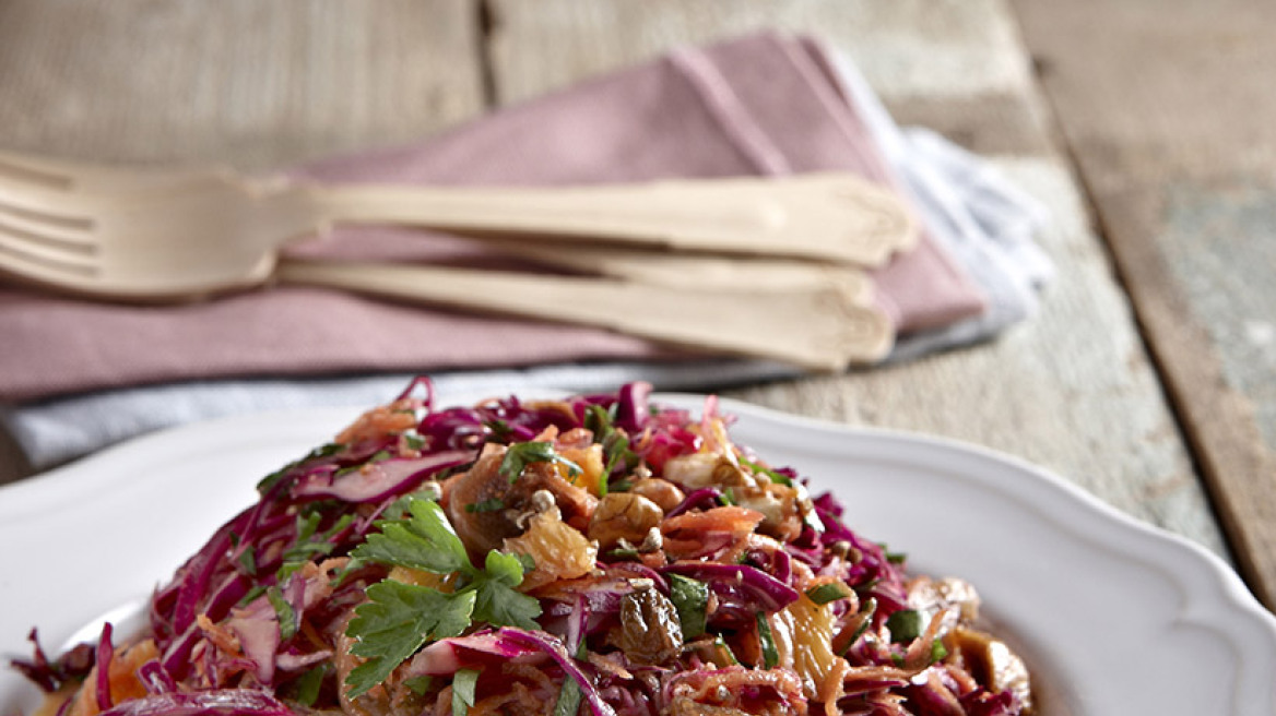 Σαλάτα με κόκκινο λάχανο και καρύδια