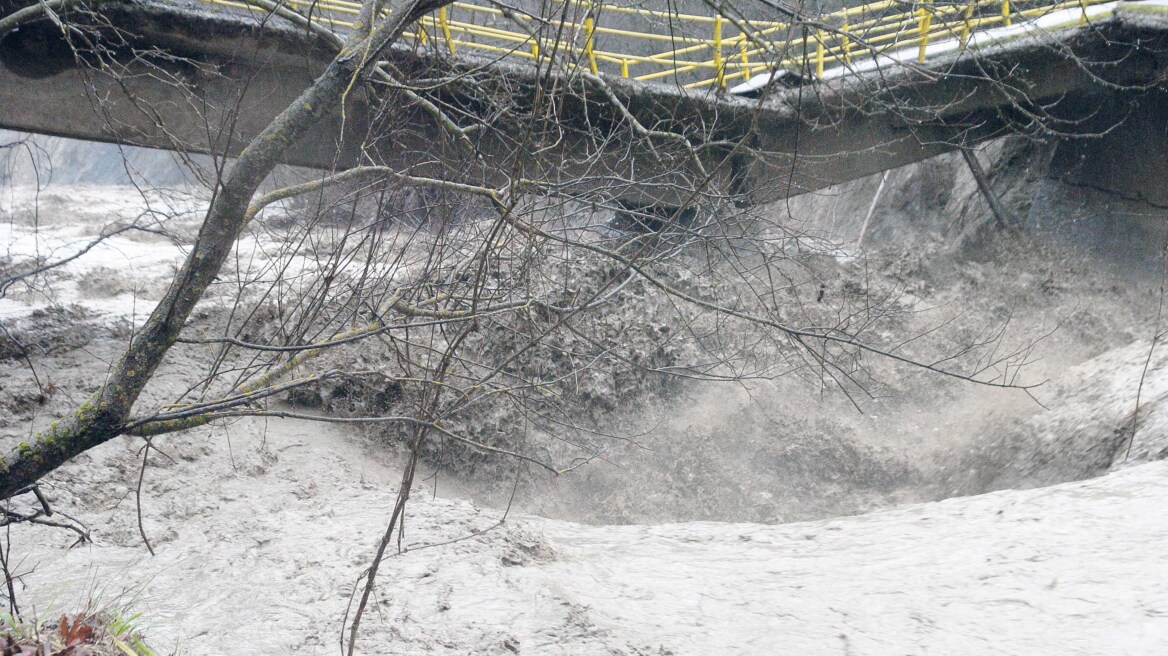 Συγκλονιστικές εικόνες από τον πλημμυρισμένο Σπερχειό