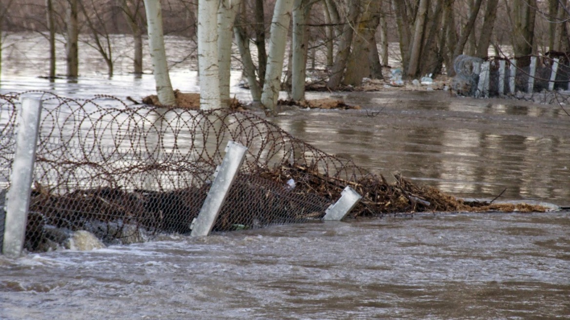 Τα ορμητικά νερά του Έβρου παρέσυραν τον φράχτη