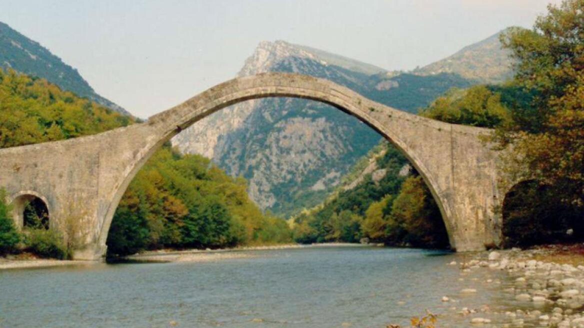 Ενδιαφέρον τουρκικών ΜΜΕ για την κατάρρευση του γεφυριού της Πλάκας 