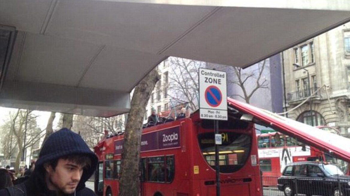 Φωτογραφίες: Δέντρο «ξύρισε» διώροφο λεωφορείο στο κέντρο του Λονδίνου