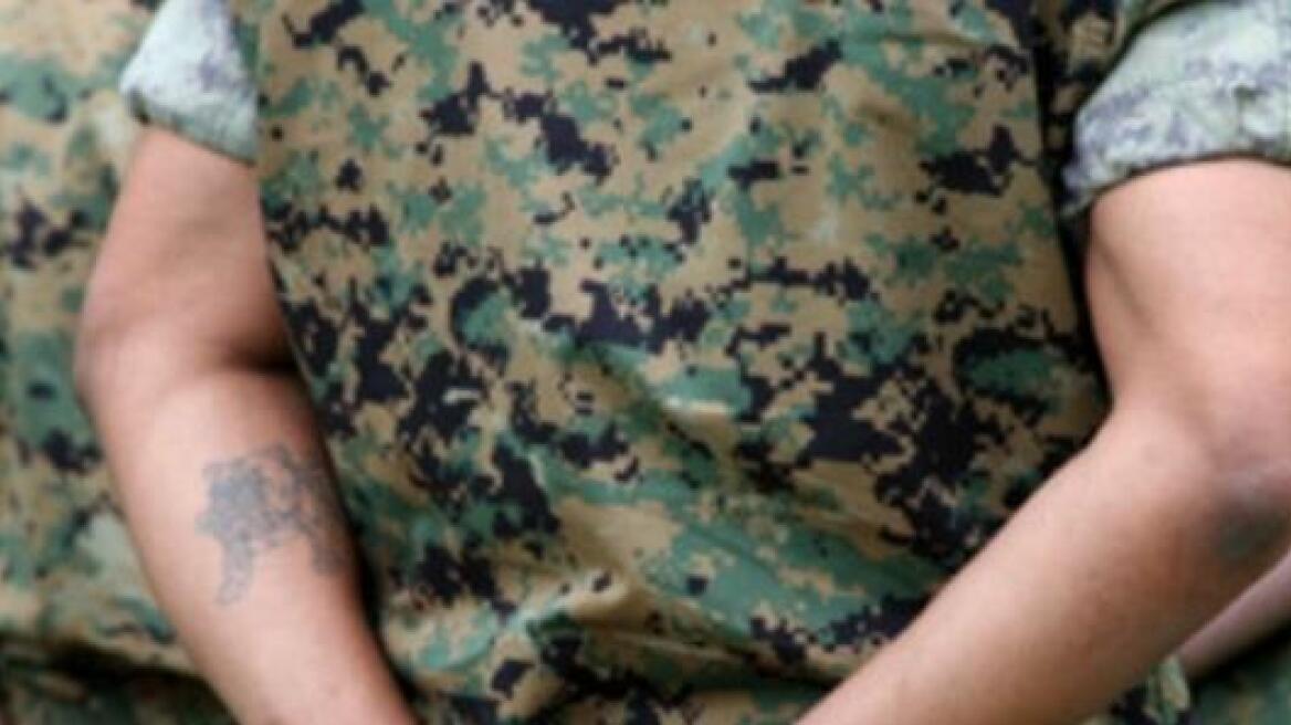 ΣτΕ: Υπό προϋποθέσεις μπορούν να έχουν τατουάζ οι ένστολοι