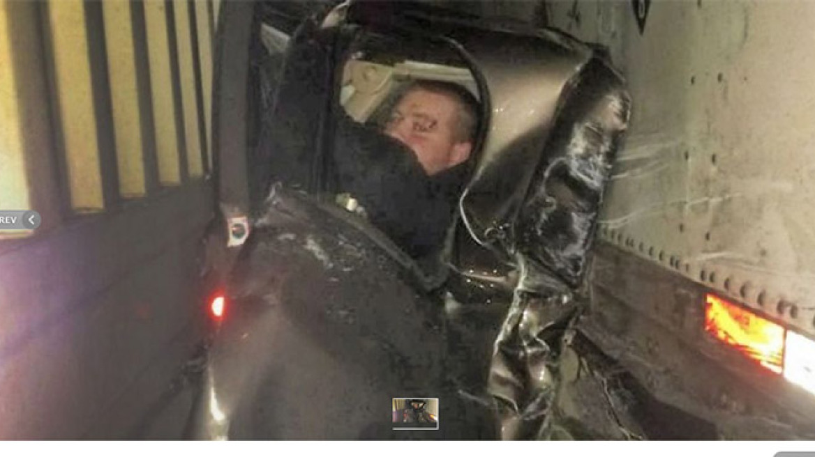 Σφηνωμένος ανάμεσα σε νταλίκες!