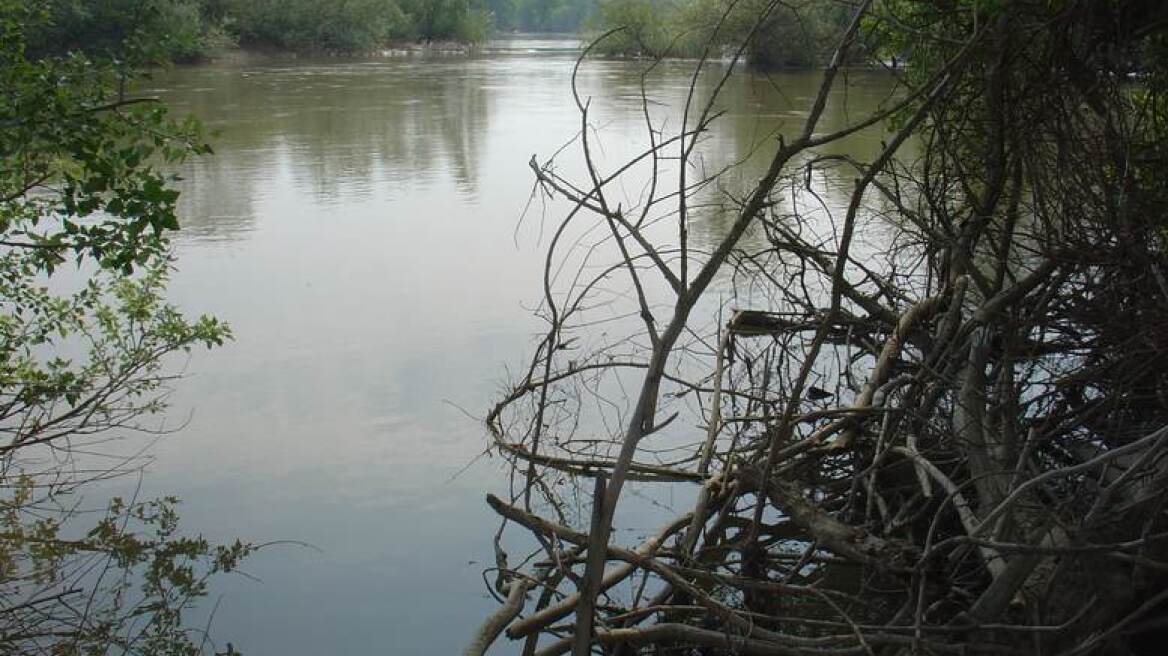 Εβρος: Το 4χρονο κοριτσάκι που βρέθηκε δίπλα στον νεκρό πατέρα της περιμένει τη μητέρα της