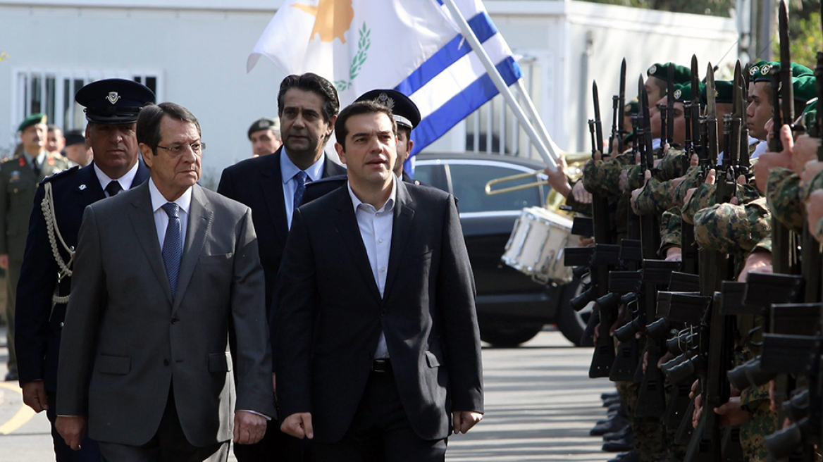 «Τσιπρομάνια» και στην Κύπρο: Το στιλ χωρίς γραβάτα και η κόντρα με την τρόικα που τρέλαναν το νησί