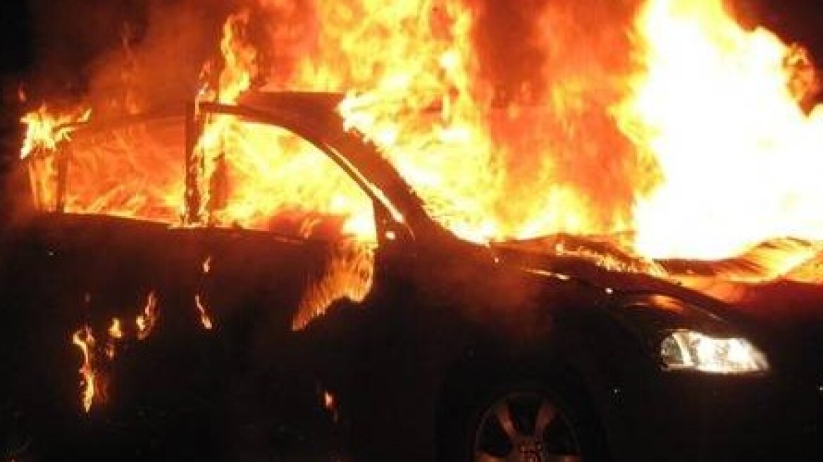 Ηράκλειο: Σταθμευμένο αυτοκίνητο τυλίχθηκε στις φλόγες