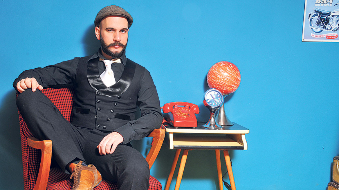 Joe Pe(tropoulos): Ο σκηνογράφος του «Αλ Τσαντίρι» είναι retro-maniac