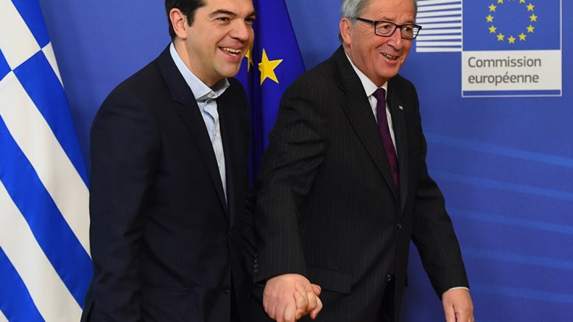 Πώς σχολιάστηκε στα social media το χεράκι-χεράκι Γιούνκερ-Τσίπρα