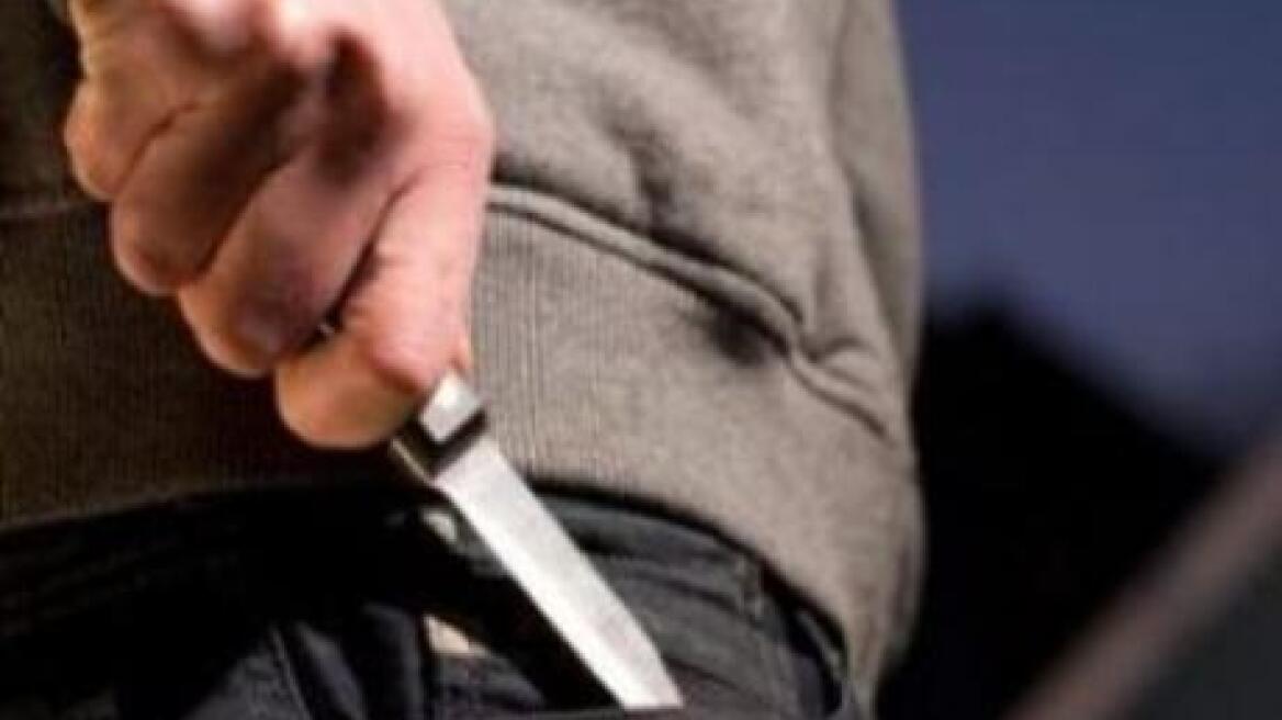 Κάτω Αχαΐα: Ληστεία υπό την απειλή μαχαιριού σε ψιλικατζίδικo 