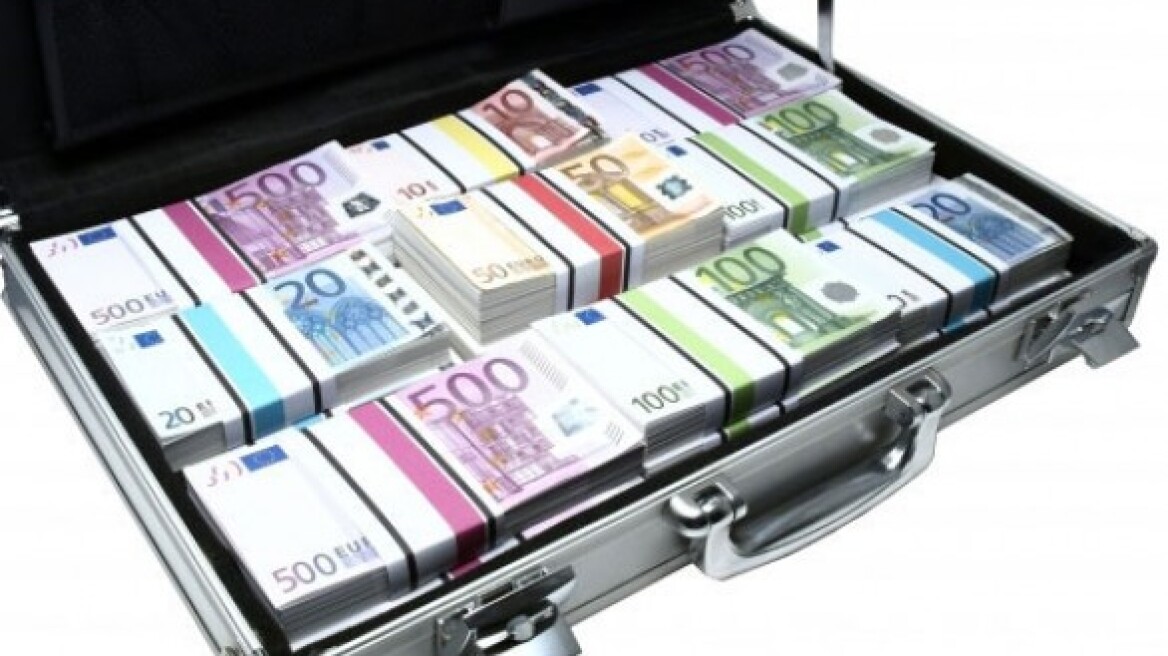 Κύπρος: Τον σταμάτησαν στο τελωνείο με μισό εκατομμύριο ευρώ στις βαλίτσες του