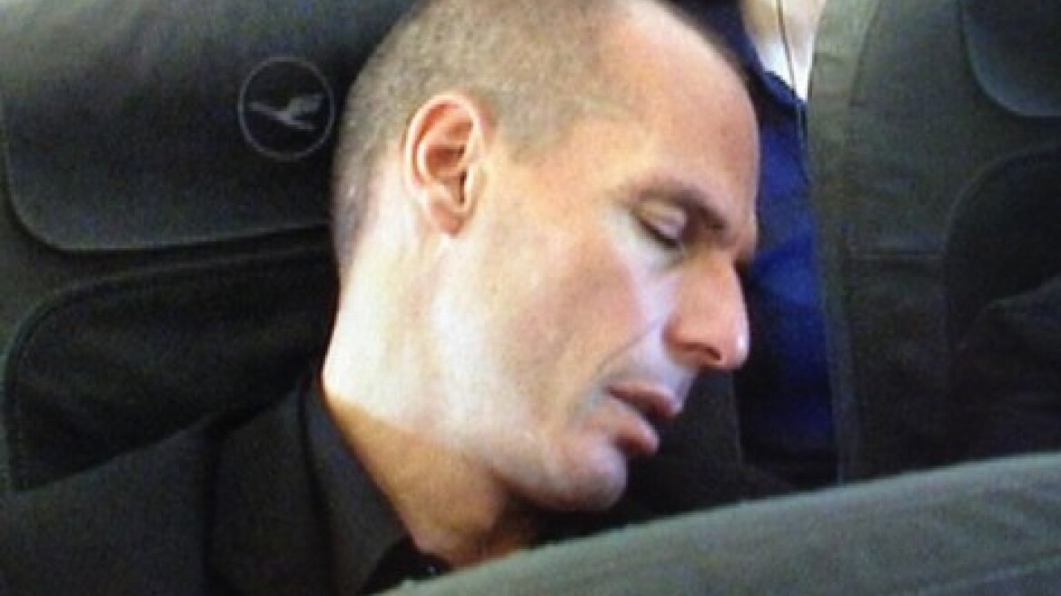 Γερμανός δημοσιογράφος φωτογράφισε τον Βαρουφάκη να κοιμάται στο αεροπλάνο!