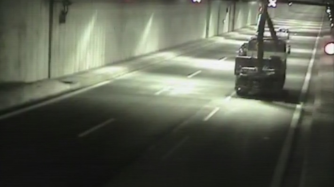 Φωτογραφίες: Οδηγός «ξύρισε» οροφή σήραγγας στο ύψος της Κατερινής