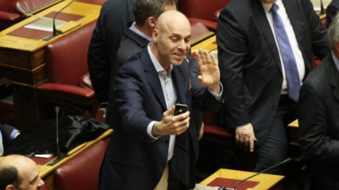 Οι αστυνομικοί της Βουλής μπέρδεψαν τον Αμυρά με τον Βαρουφάκη!