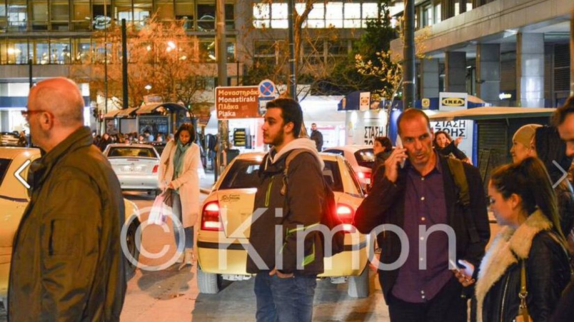 Με τα πόδια, μόνος και... cool στο κέντρο της Αθήνας ο Βαρουφάκης 