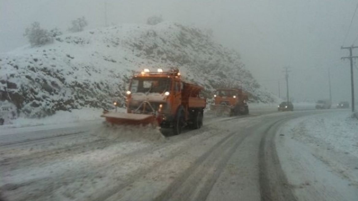 Χιονίζει στη Φθιώτιδα, σε επιφυλακή η τροχαία