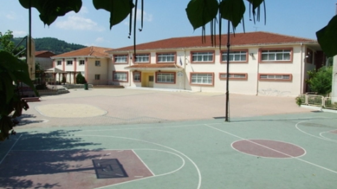 Πρωτοφανές επεισόδιο σε δημοτικό της Βέροιας: Γονέας ξυλοκόπησε κι έστειλε στο νοσοκομείο τον διευθυντή!