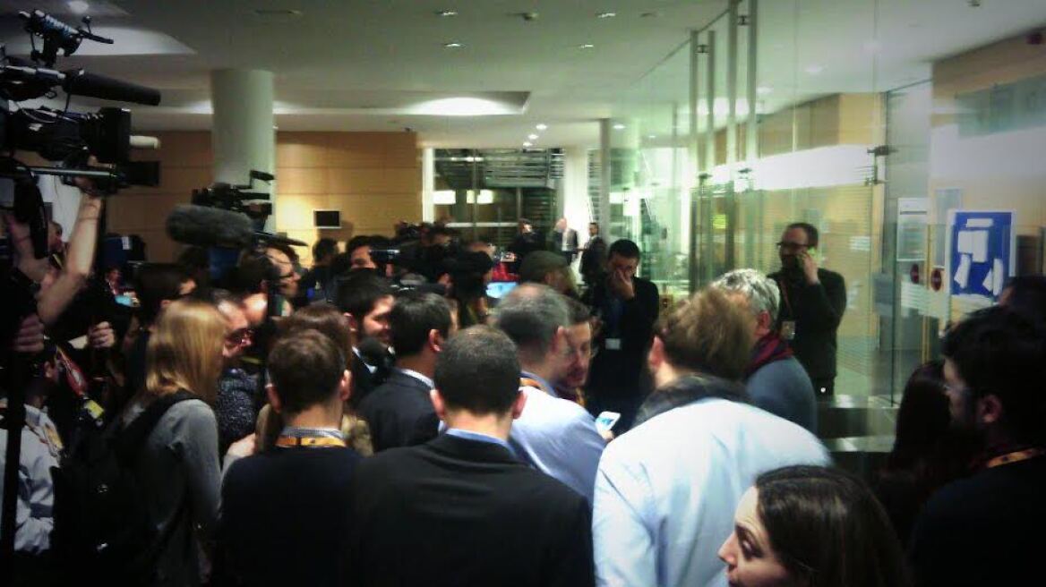 Αγωνία για τους δημοσιογράφους στις Βρυξέλλες μετά το Eurogroup