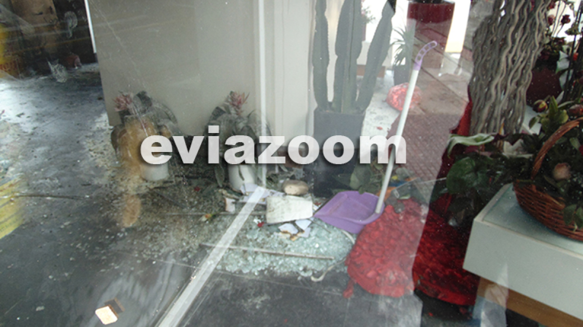 Κουκουλοφόροι έκαψαν ανθοπωλείο στο κέντρο της Χαλκίδας 