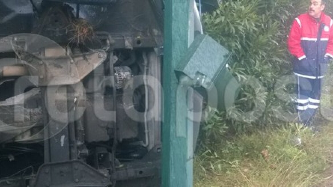 Δείτε φωτογραφία: Αυτοκίνητο έπεσε πάνω σε… φανάρια