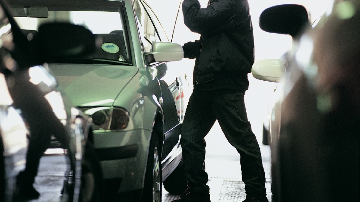 Ηράκλειο: Διέρρηξε δυο αυτοκίνητα μέσα σε λίγα λεπτά