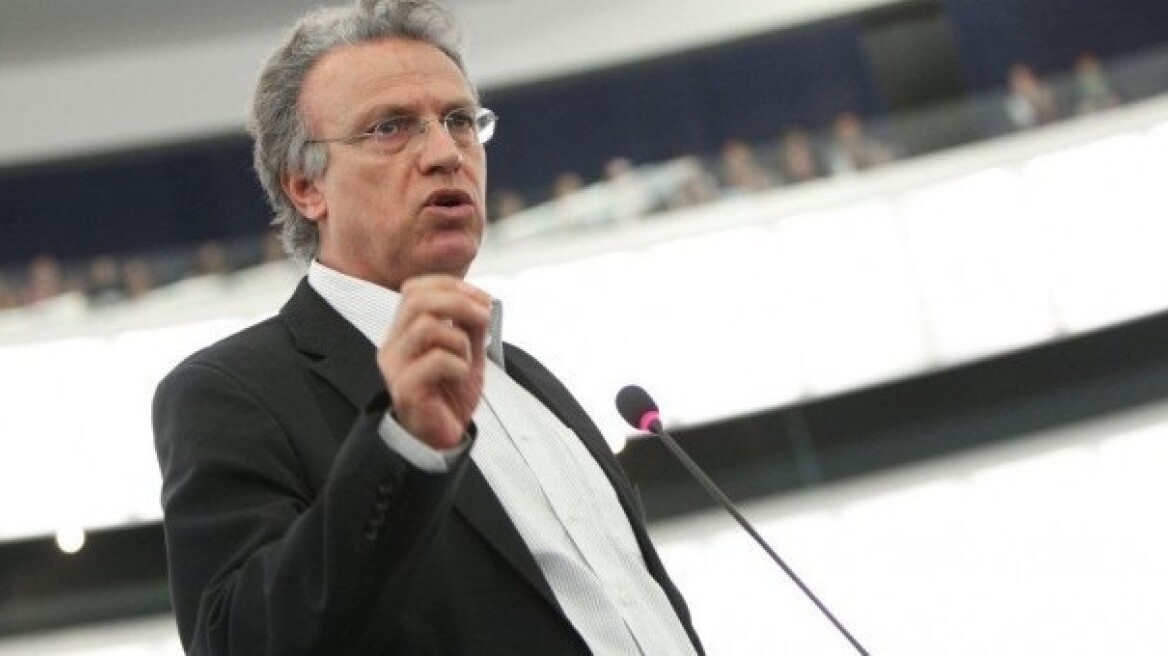 Ευρωβουλευτής του ΑΚΕΛ: «Πώς δεν το σκεφτήκαμε να αγοράσουμε πολεμικά αεροσκάφη και να τα παρκάρουμε στην Ελλάδα;»