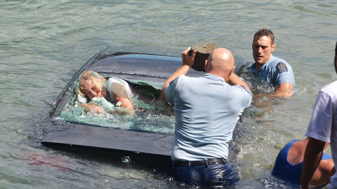 Δείτε καρέ - καρέ την διάσωση γυναίκας από αυτοκίνητο που βυθίζεται!