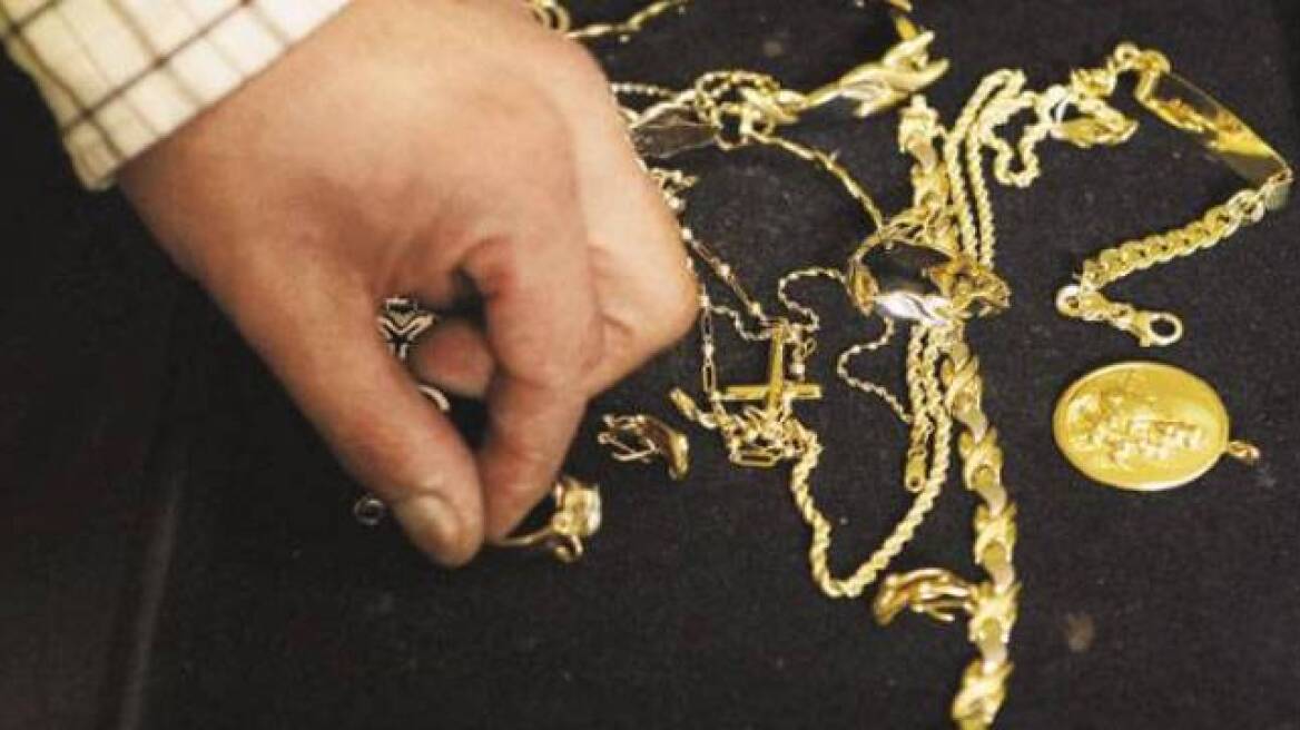 Έκλεβε τα κοσμήματα των φίλων του μέσα από το σπίτι τους
