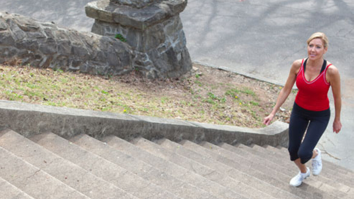 Τι είναι πιο ωφέλιμο; Να ανεβαίνουμε ή να κατεβαίνουμε σκάλες;