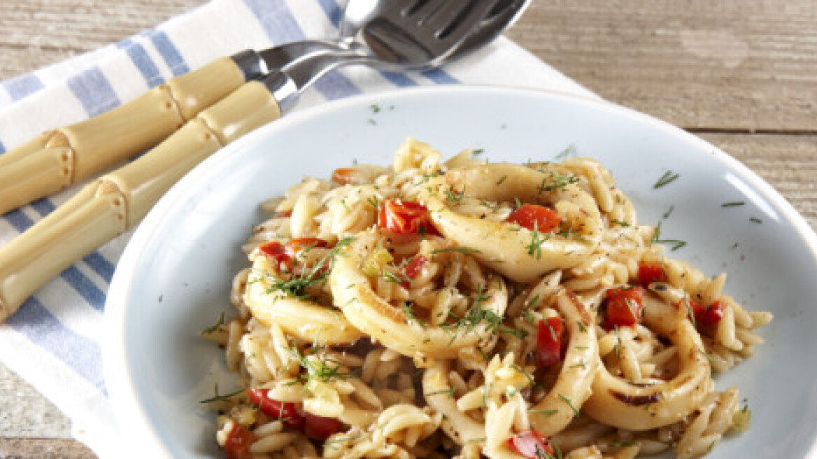 Καλαμαράκια γιουβέτσι με αρώματα ούζου