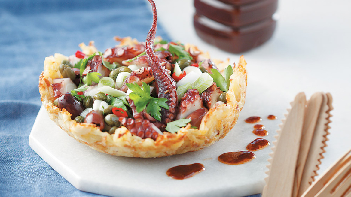 Γλυκοπικάντικο χταπόδι σε φωλιά από chips πατάτας