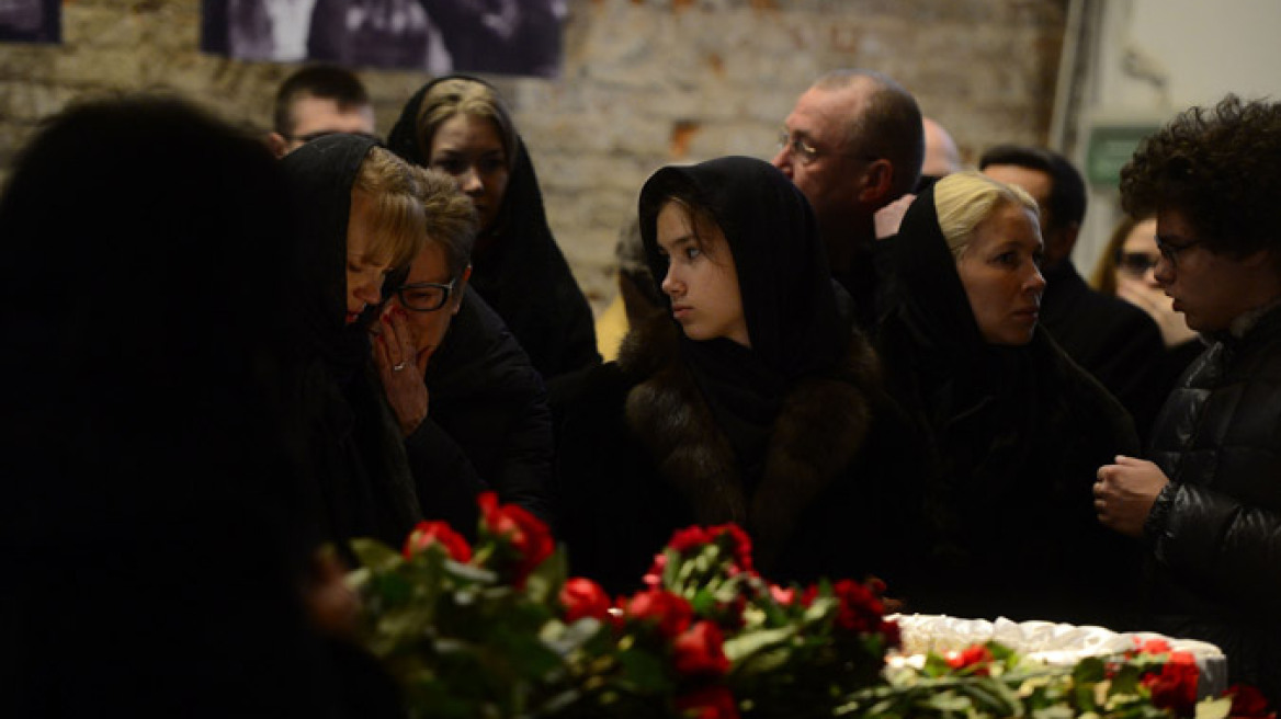 Κοσμοσυρροή στην κηδεία του Νεμτσόφ - Παρόντες χιλιάδες Ρώσοι και ξένοι αξιωματούχοι