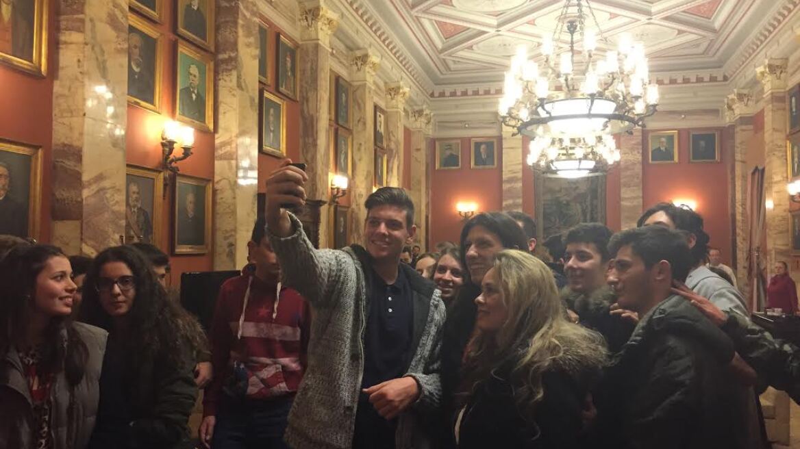 Όταν η Ζωή Κωνσταντοπούλου βγάζει selfie με μαθητές