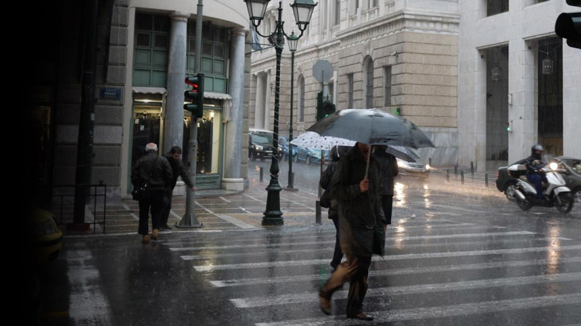 «Ανοιξαν» οι ουρανοί - Βροχές και καταιγίδες σε ολόκληρη τη χώρα