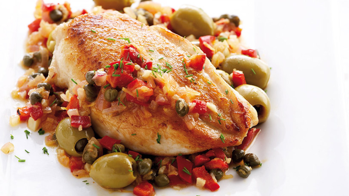 Στήθος κοτόπουλο σοτέ, με πράσινες ελιές, πιπεριές και κάππαρη