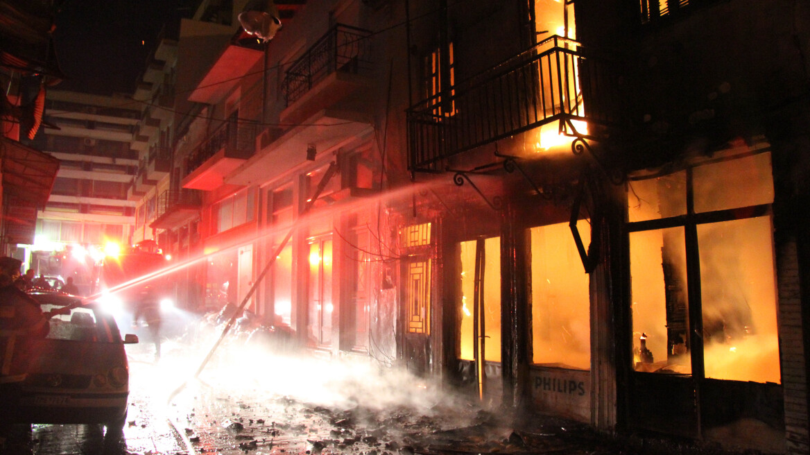 Φωτιά σε αποθήκη κοντά στο λιμάνι του Πειραιά